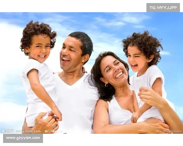 安东尼与家人共享度假时光 照片展现温馨家庭氛围